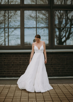 Thin Straps Ivory Chiffon Flowing Summer Wedding Dress